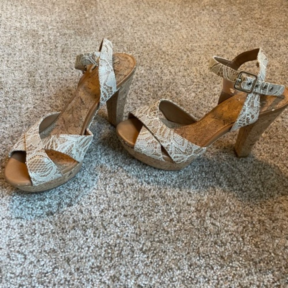 Gianni Bini neutral Lace Block Heel, size 8